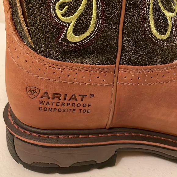 Never worn. Brand new. Steel toe ariat boots. Mens size 9.5 main image 4